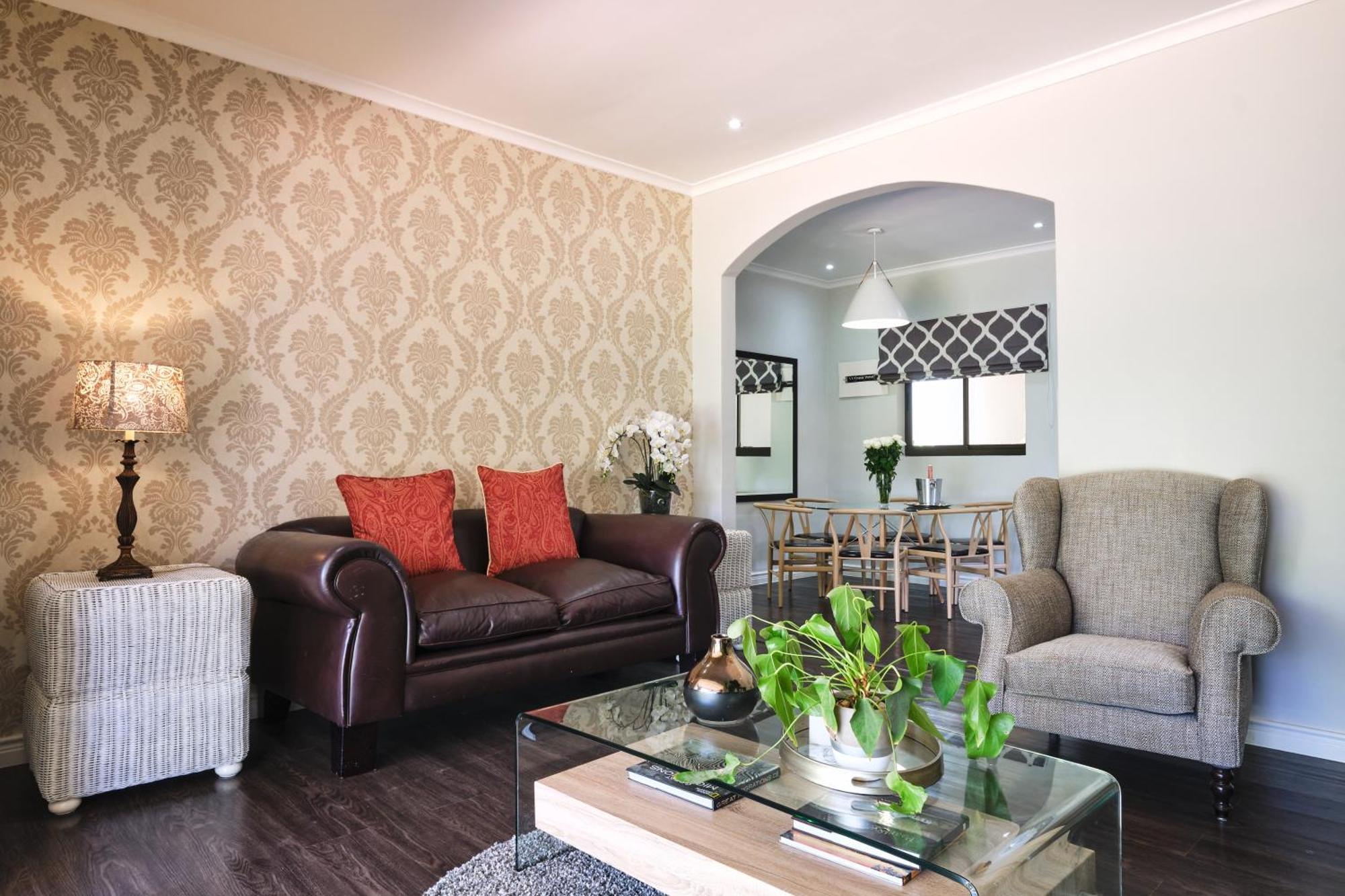 Alluvia Boutique Winery & Luxury Accommodation Stellenbosch Quarto foto A living room with a couch and two armchairs