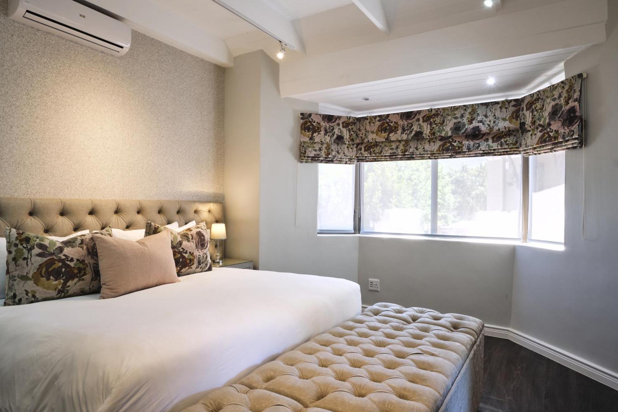 Alluvia Boutique Winery & Luxury Accommodation Stellenbosch Quarto foto A bedroom with a window valance