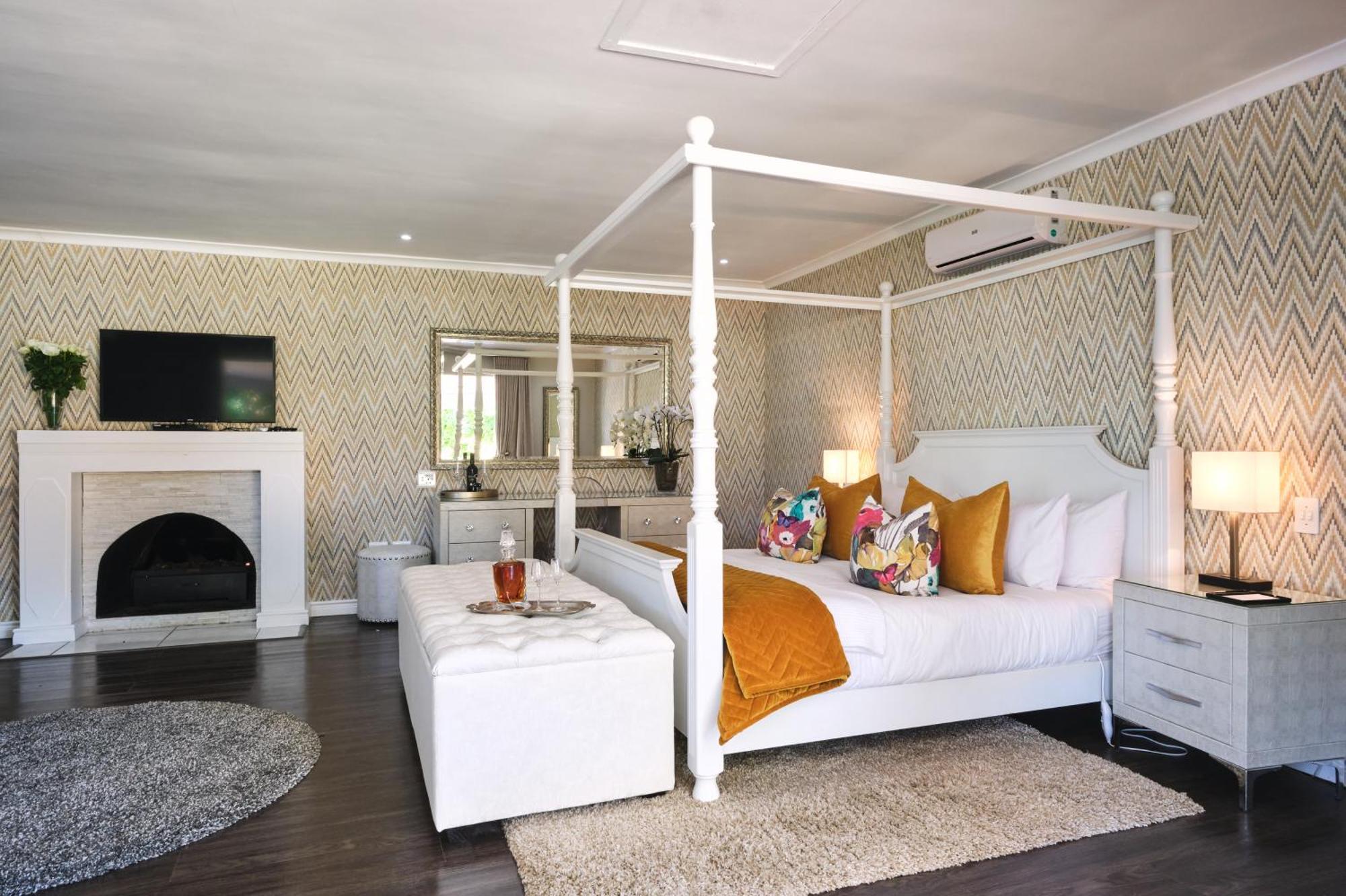 Alluvia Boutique Winery & Luxury Accommodation Stellenbosch Quarto foto A bedroom at the Cape Heritage