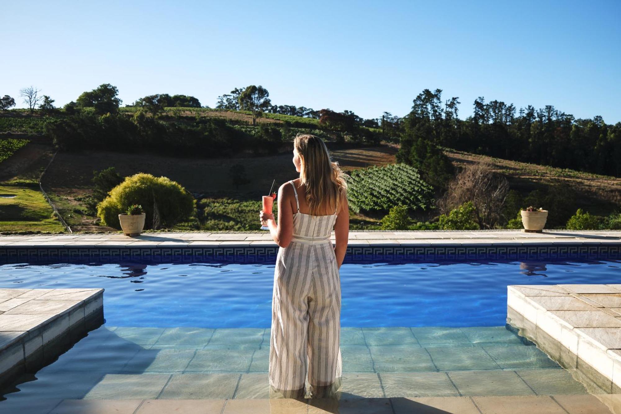 Alluvia Boutique Winery & Luxury Accommodation Stellenbosch Quarto foto A woman standing by a pool