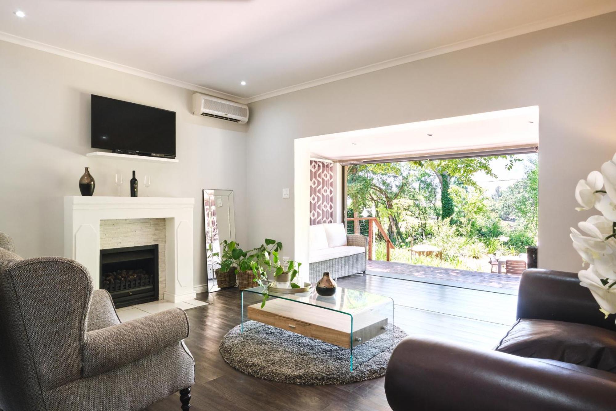 Alluvia Boutique Winery & Luxury Accommodation Stellenbosch Quarto foto A living room with a fireplace