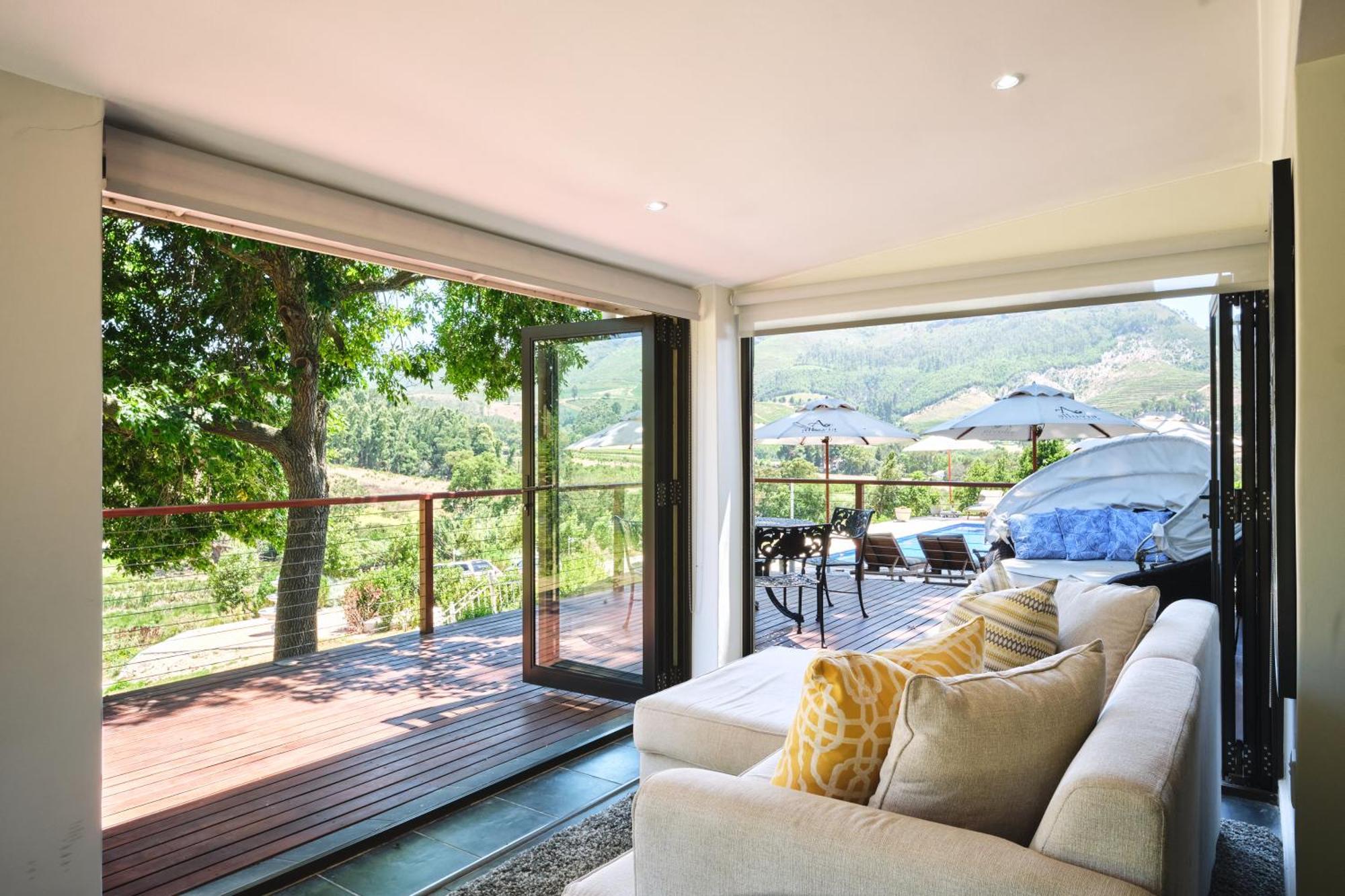 Alluvia Boutique Winery & Luxury Accommodation Stellenbosch Quarto foto A living room with a view of the vineyard