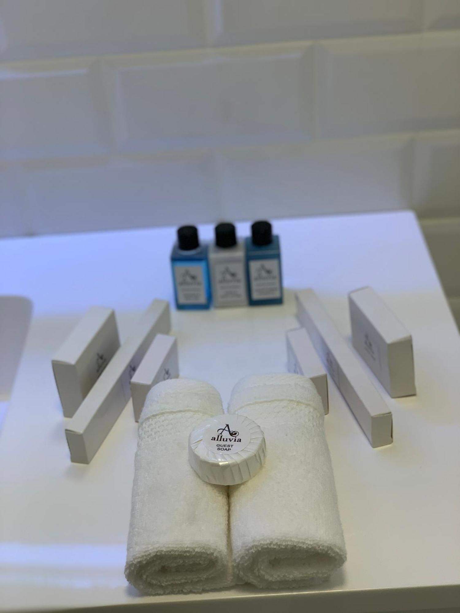 Alluvia Boutique Winery & Luxury Accommodation Stellenbosch Quarto foto A selection of the amenities offered by the airline